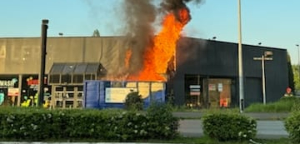 Incendie en cours dans l'ancien magasin Tom&Co à Arras