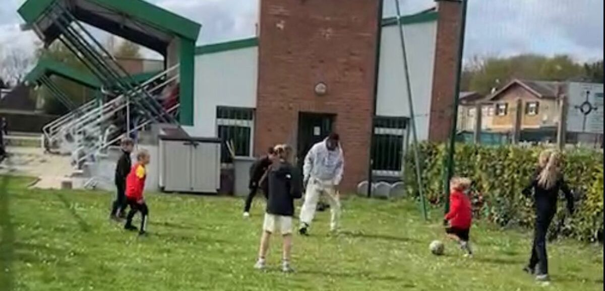 Quand Mamadou Sangaré, Fodé Sylla et Rayan Fofana s’invitent dans un match de foot avec des enfants près d'Arras