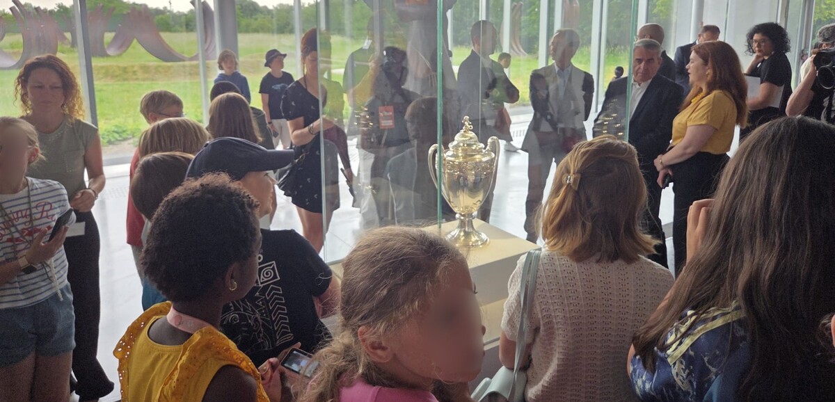 « J'ai envie de la prendre à la maison ! » : la Coupe de France fait tourner les têtes au Louvre-Lens