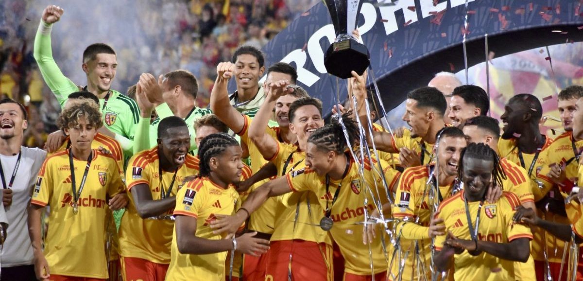 Kyllian Antonio... et le Trophée des Champions à la rencontre des supporters avant RC Lens-AJA