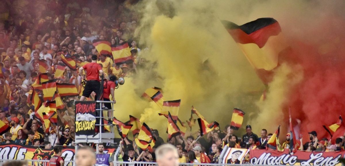Deux supporters lensois interdits de stade après avoir craqué des fumigènes à Bollaert