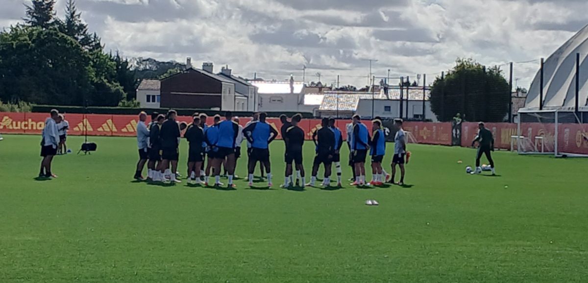 A J-1 de Slavia Prague-RC Lens : Udol sur le terrain avec le groupe, Titraoui et Abdulhamid absents